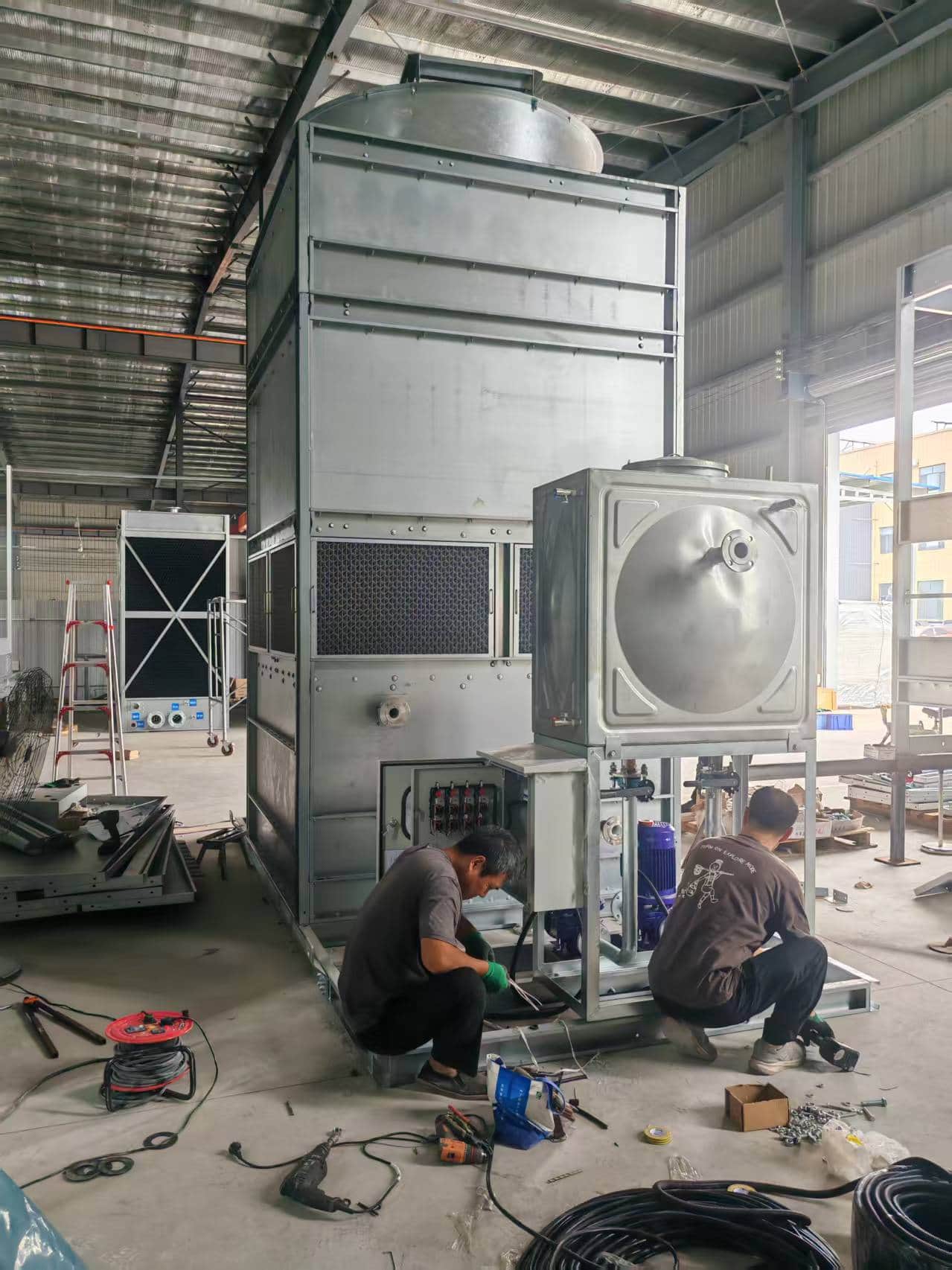 Torre de reflujo cerrada SM-BN en funcionamiento